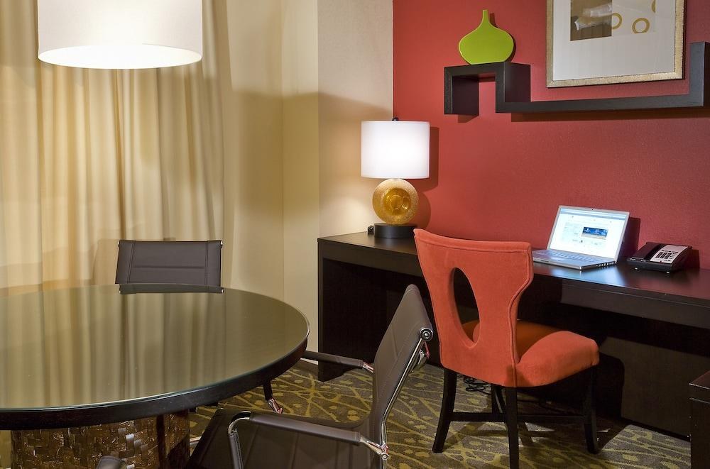 Embassy Suites by Hilton Houston Energy Corridor photo 3