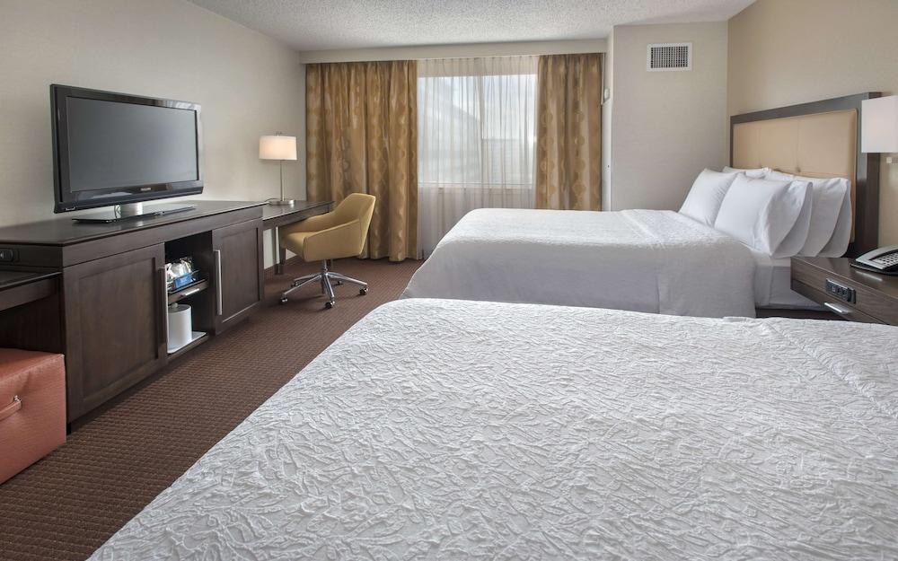 Hampton Inn NY-JFK photo 2