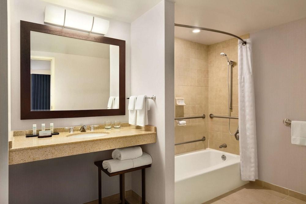 Embassy Suites by Hilton Boston At Logan Airport photo 4