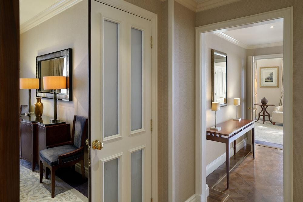 LANDMARK HOTEL photo 2