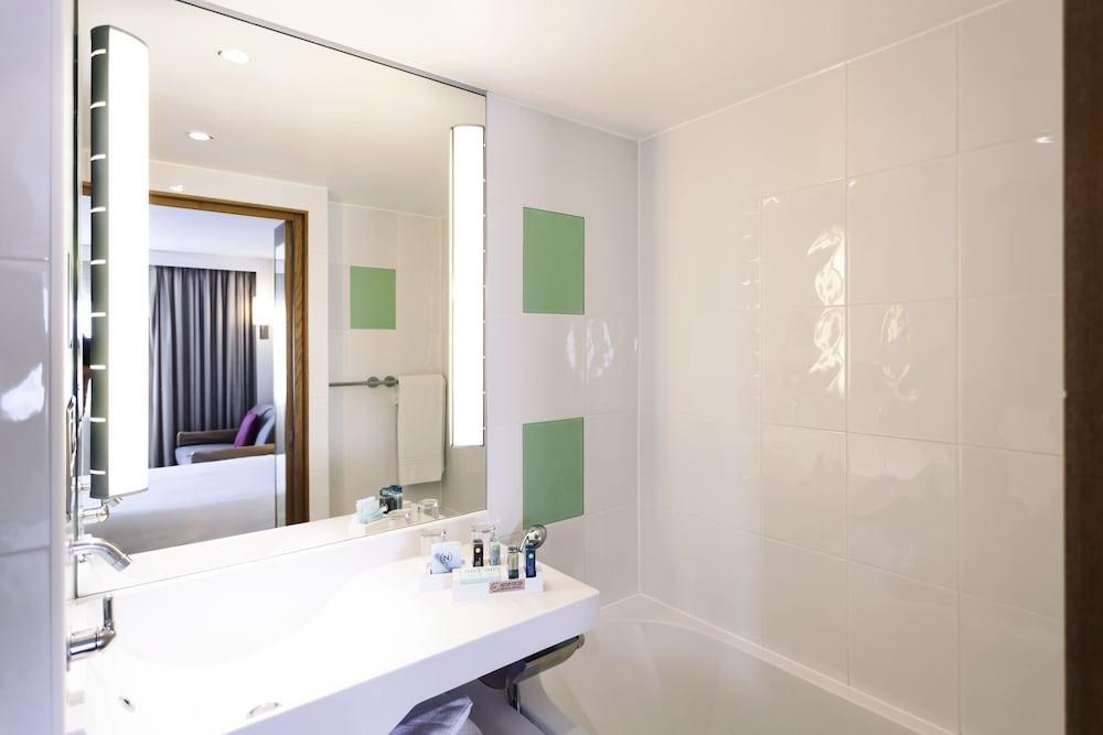 NOVOTEL LONDON WEST photo 2