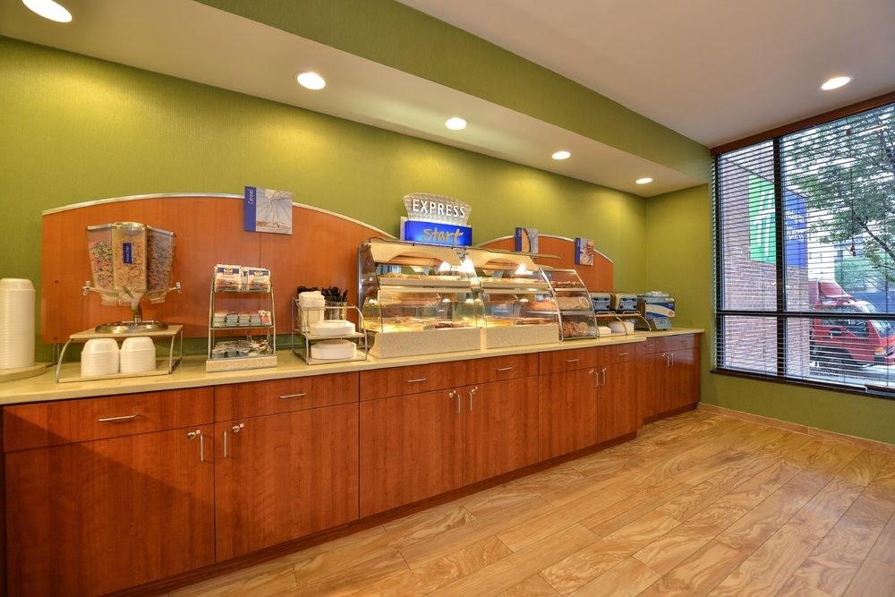 HOLIDAY INN EXPRESS MIDTOWN WEST photo 1