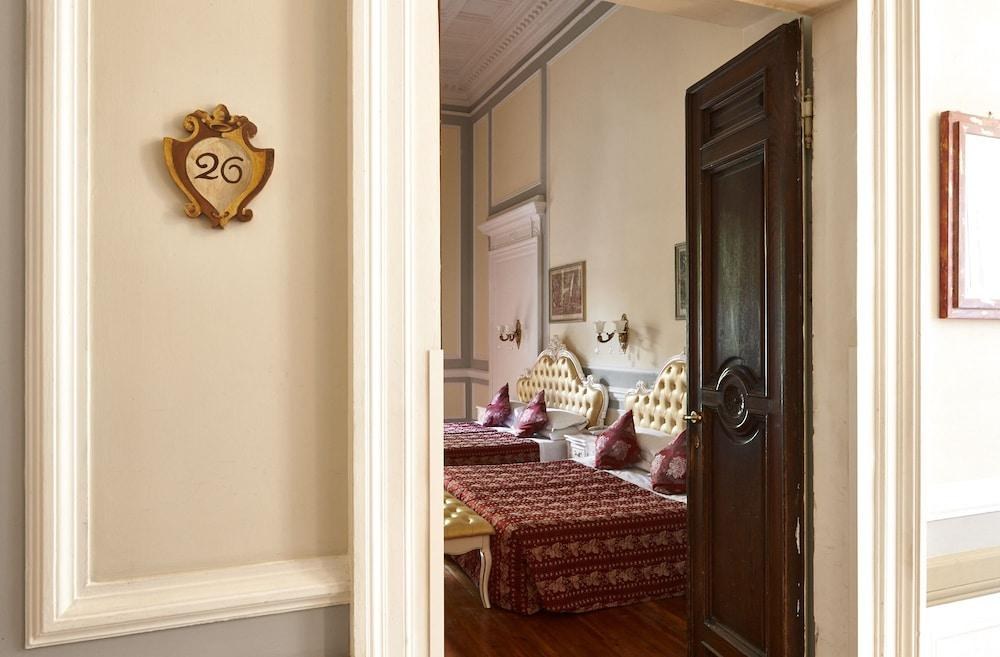 VILLA ROYAL photo 2