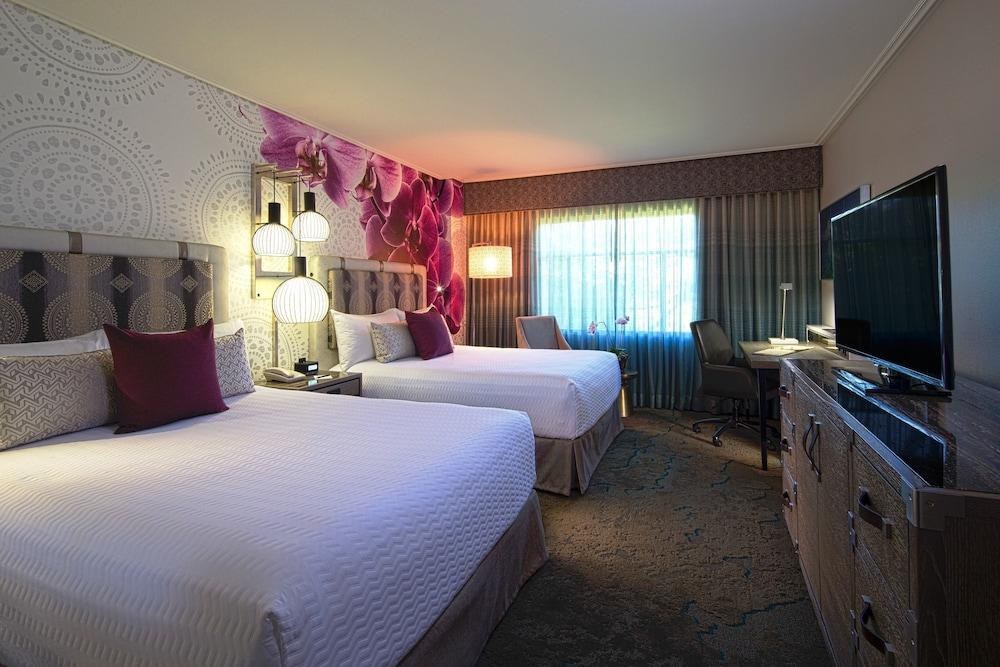 ROYAL PACIFIC RESORT photo 2