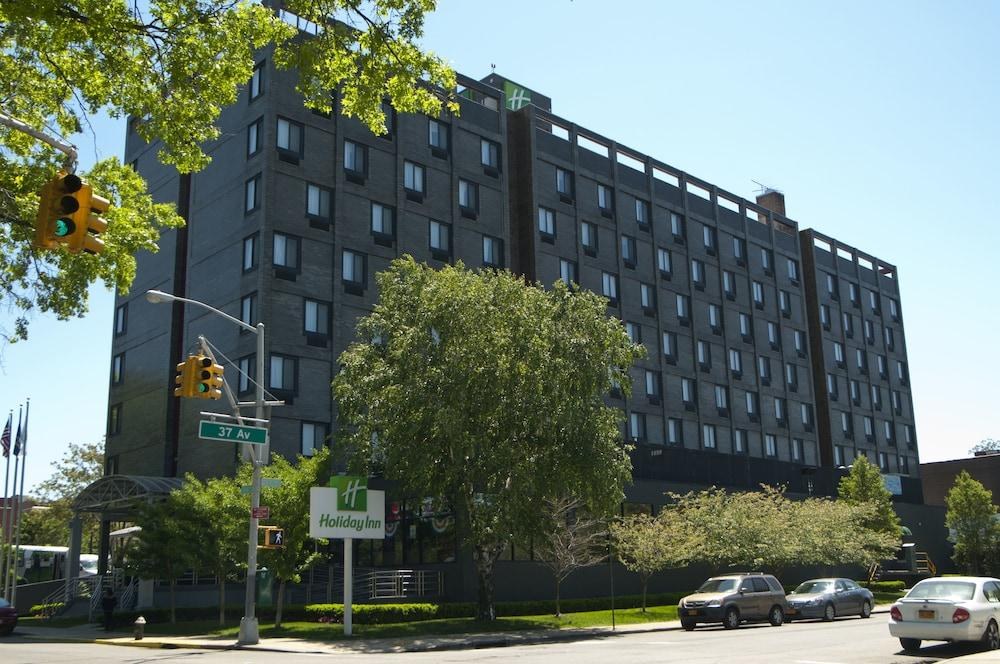 HOLIDAY INN LAGUARDIA AIRPORT photo 2