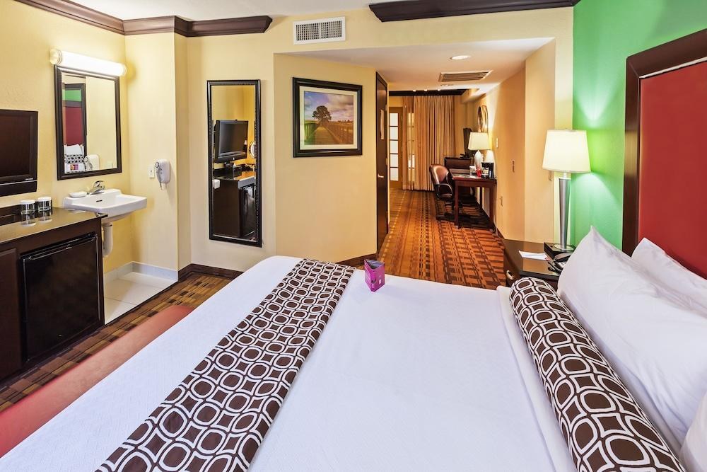 CROWNE PLAZA SUITES HOUSTON NEAR SUGARLAND photo 4
