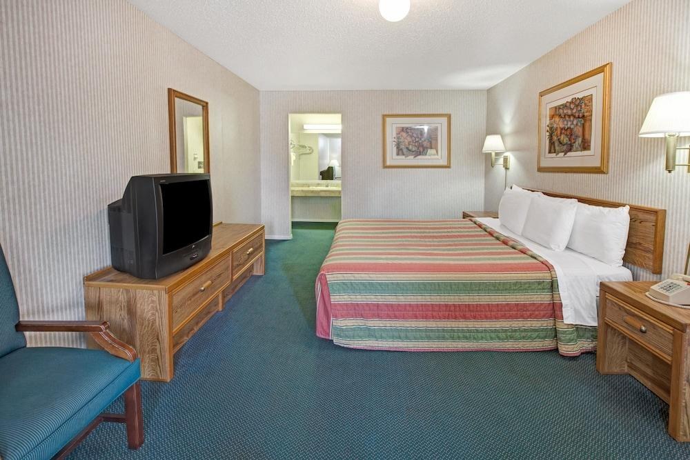 KNIGHTS INN SOUTH HOUSTON photo 4
