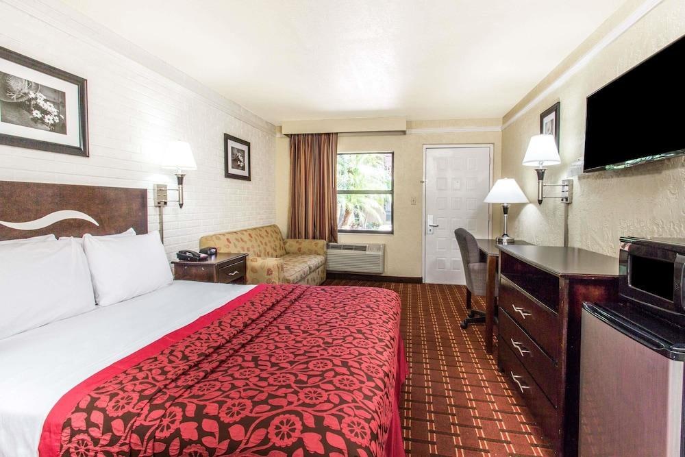 DAYS INN & SUITES ALTAMONTE SPRINGS photo 2