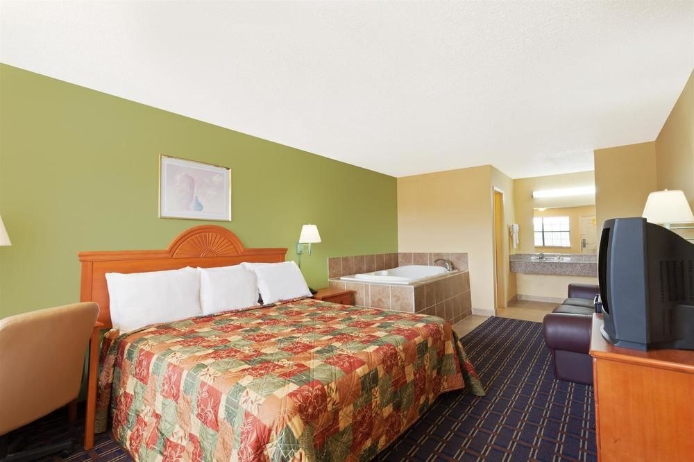 DAYS INN DOWNTOWN-NASHVILLE WEST TRINITY LANE photo 1
