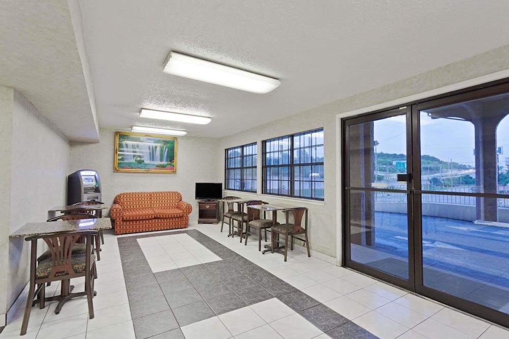 DAYS INN DOWNTOWN-NASHVILLE WEST TRINITY LANE photo 2