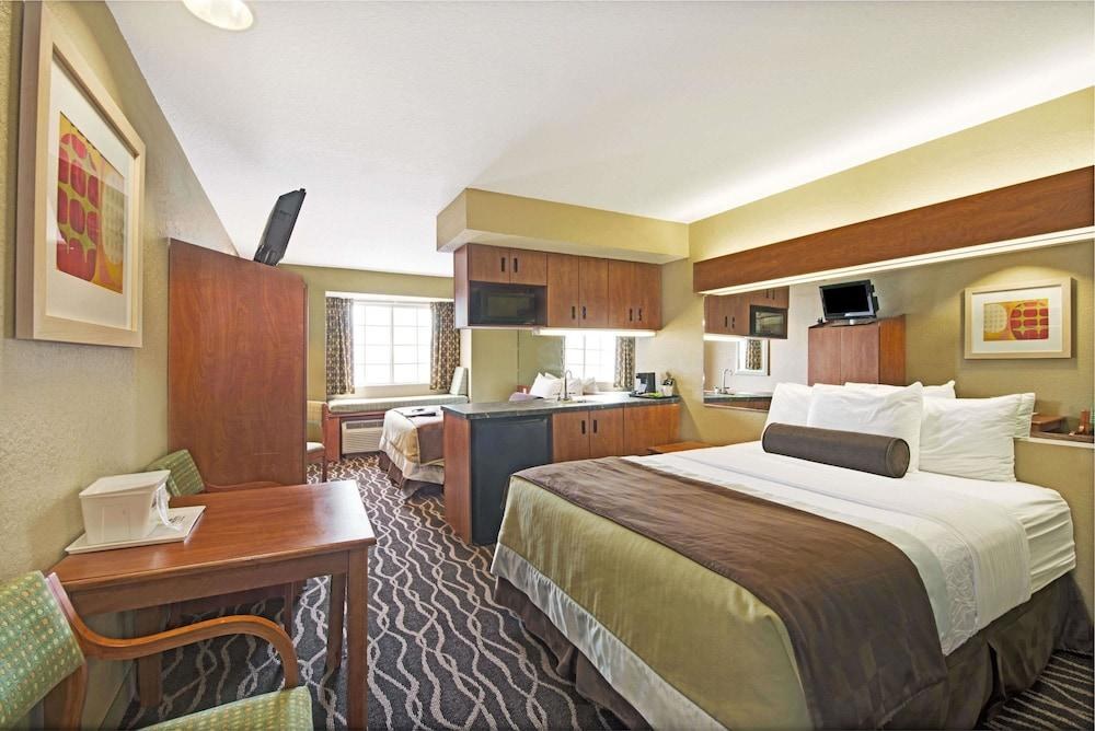 Super 8 by Wyndham San Antonio Downtown NE photo 2
