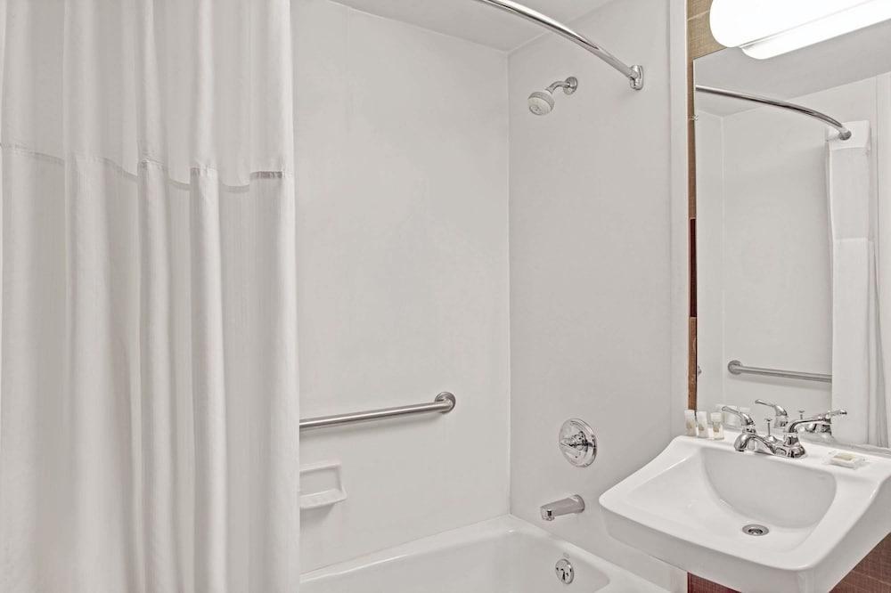 DAYS INN BROOKLYN photo 2
