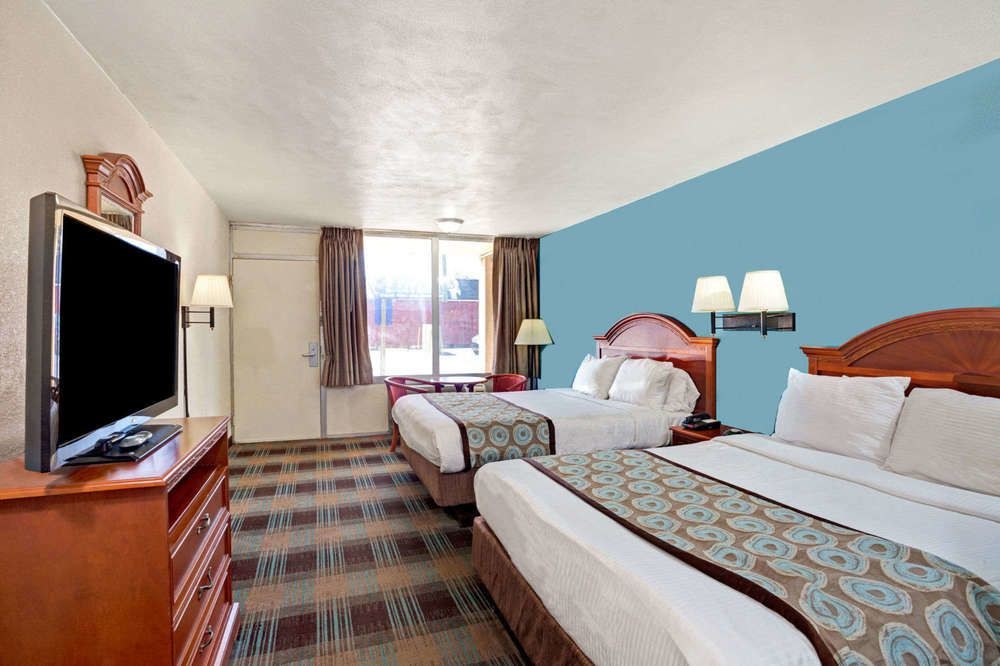 SUPER 8 NASHVILLE/ DNTN/ OPRYLAND AREA photo 1