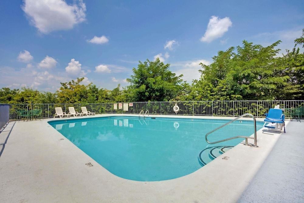 SUPER 8 NASHVILLE/ DNTN/ OPRYLAND AREA photo 3