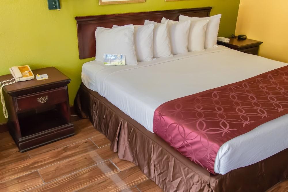 DAYS INN NASHVILLE WEST photo 2