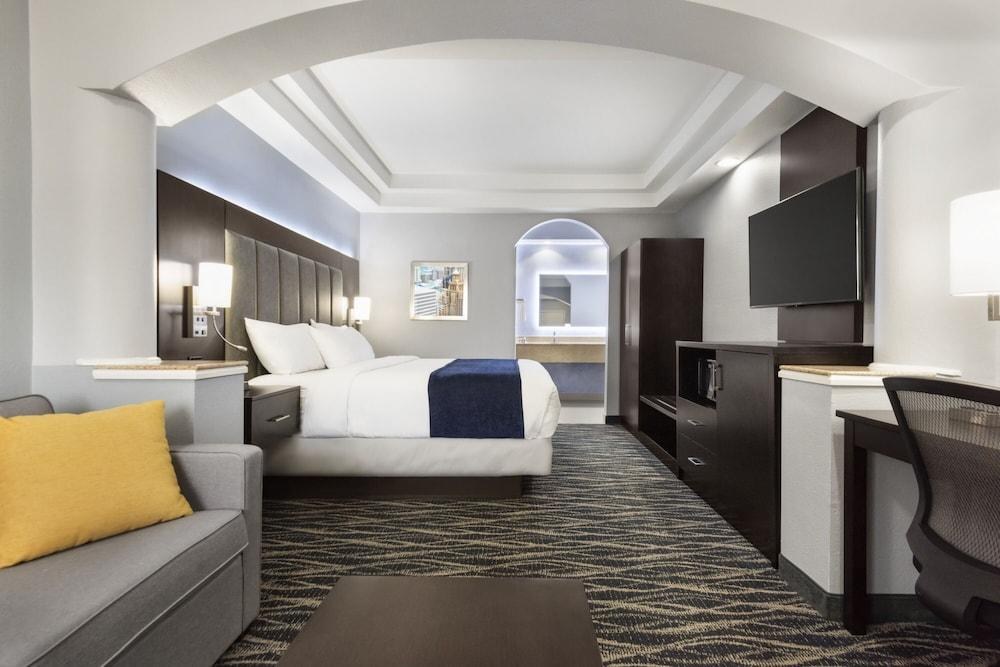DAYS INN & SUITES HOUSTON HOBBY AIRPORT photo 2