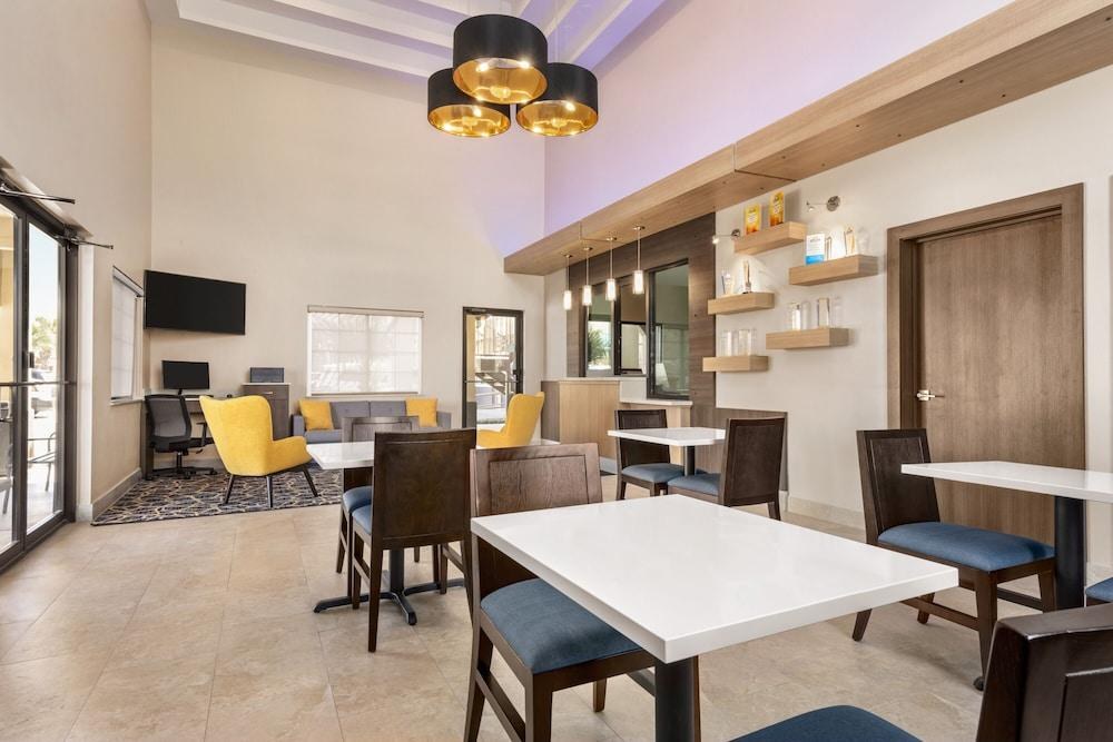 DAYS INN & SUITES HOUSTON HOBBY AIRPORT photo 3