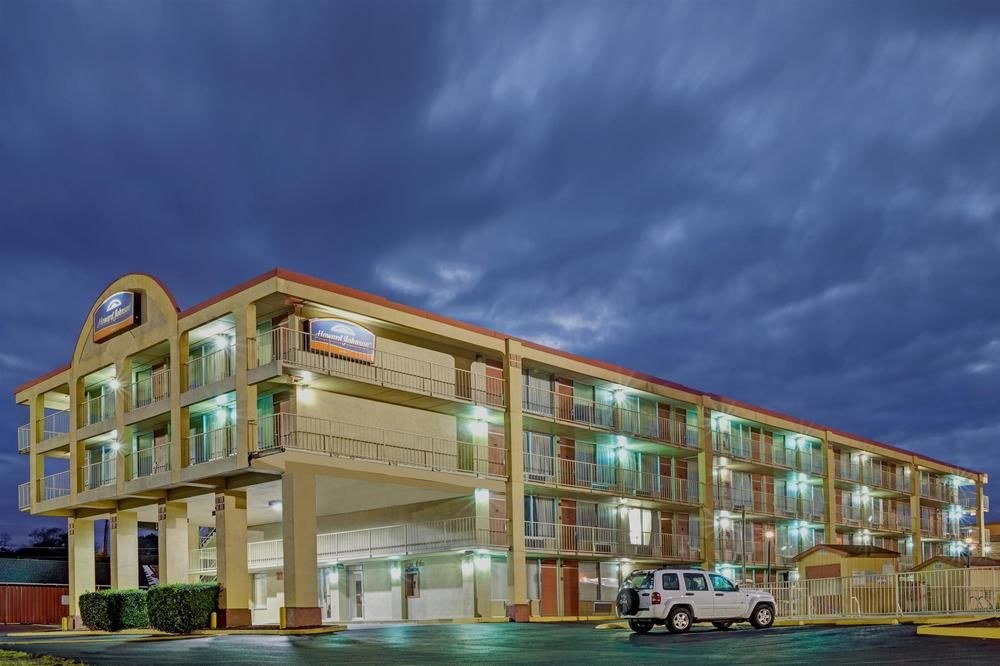 HOWARD JOHNSON DOWNTOWN & OPRYLAND photo 1