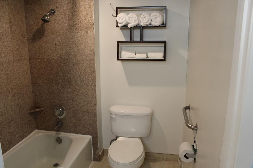 HOWARD JOHNSON BY WYNDHAM SAN DIEGO HOTEL CIRCLE photo 4