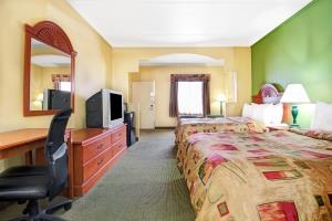 Super 8 by Wyndham Nashville Near Downtown / I-40