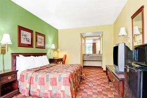 Super 8 by Wyndham Nashville Near Downtown / I-40 photo 1