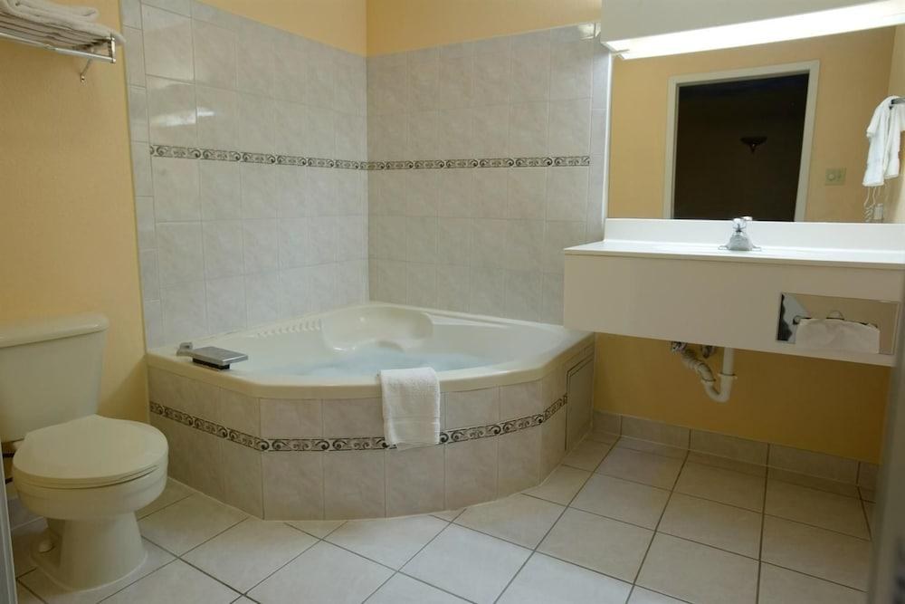 AMERICAS BEST VALUE INN - SAN ANTONIO/LACKLAND AFB photo 3
