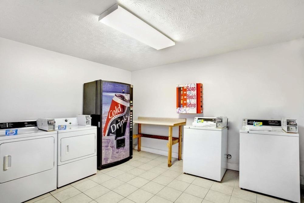 Super 8 by Wyndham Whites Creek/ Nashville NW Area photo 2