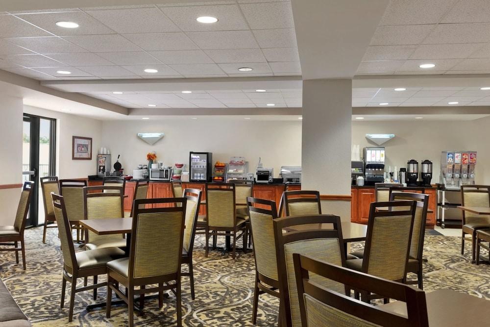 WINGATE BY WYNDHAM BENTONVILLE AIRPORT photo 1