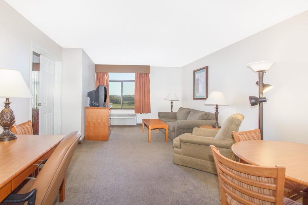 WINGATE BY WYNDHAM BENTONVILLE AIRPORT photo 4