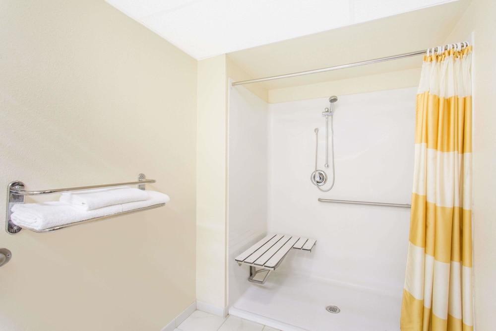 DAYS INN & SUITES BY WYNDHAM BENTONVILLE photo 1