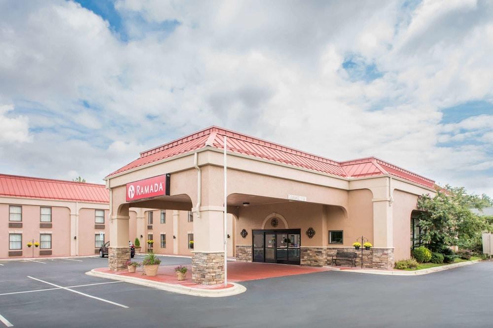 RAMADA BY WYNDHAM HENDERSONVILLE photo 1