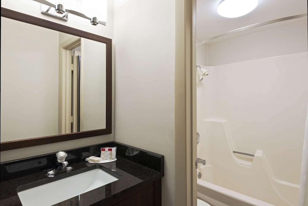 RAMADA BOSTON photo 2