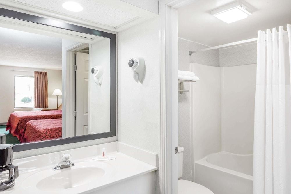 DAYS INN BY WYNDHAM HENDERSONVILLE photo 3