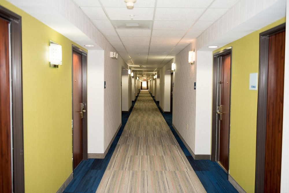 HOLIDAY INN EXPRESS N-1960 CHAMPIONS AREA photo 3