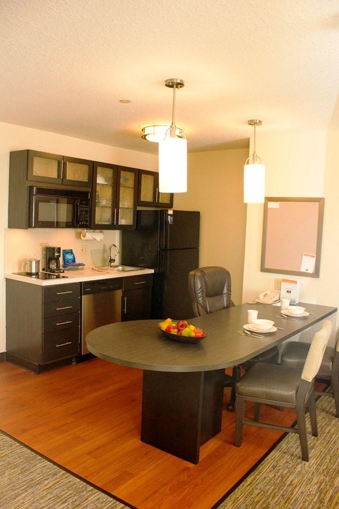 CANDLEWOOD SUITES BY THE GALLERIA photo 2