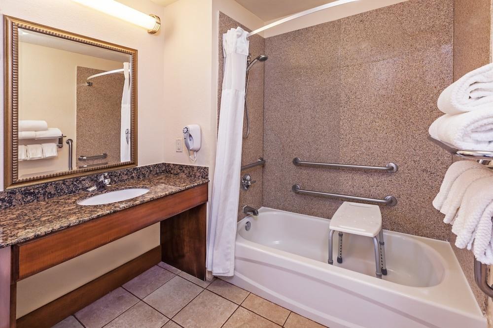 STAYBRIDGE SUITES NW NEAR SIX FLAGS FIESTA photo 2
