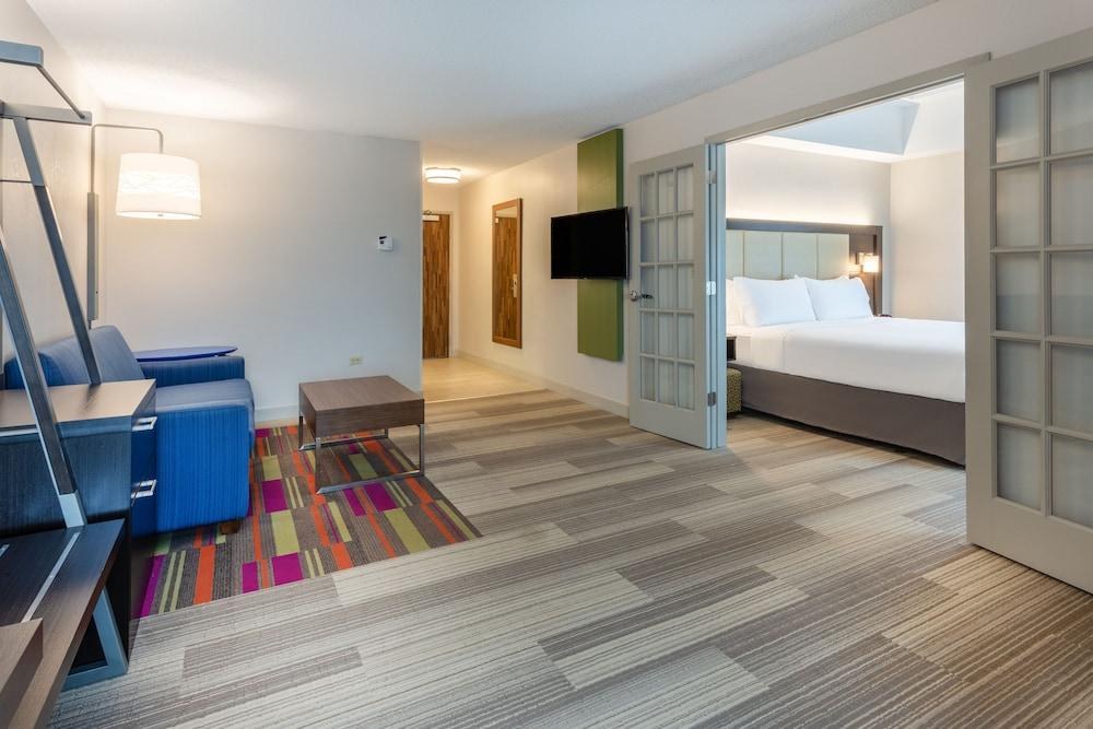 HOLIDAY INN EXPRESS HOTEL & SUITES CHICAGO-MIDWAY AIRPORT photo 2