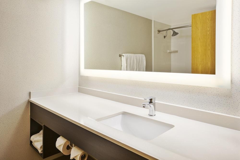 HOLIDAY INN EXPRESS HOTEL & SUITES CHICAGO-MIDWAY AIRPORT photo 3
