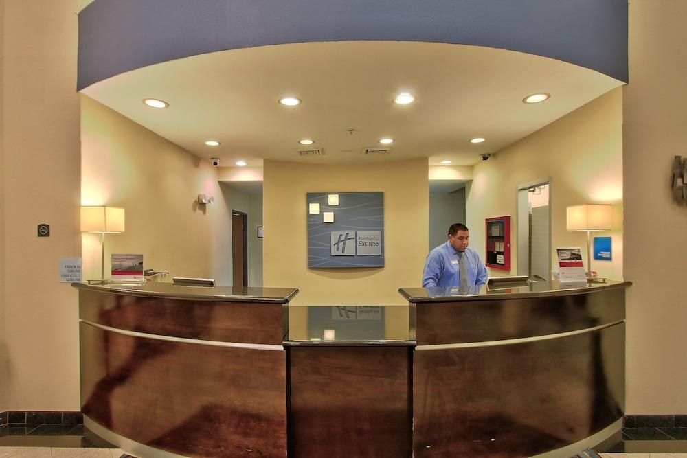 HOLIDAY INN EXPRESS AND SUITES HOUSTON DWTN CONV C photo 3