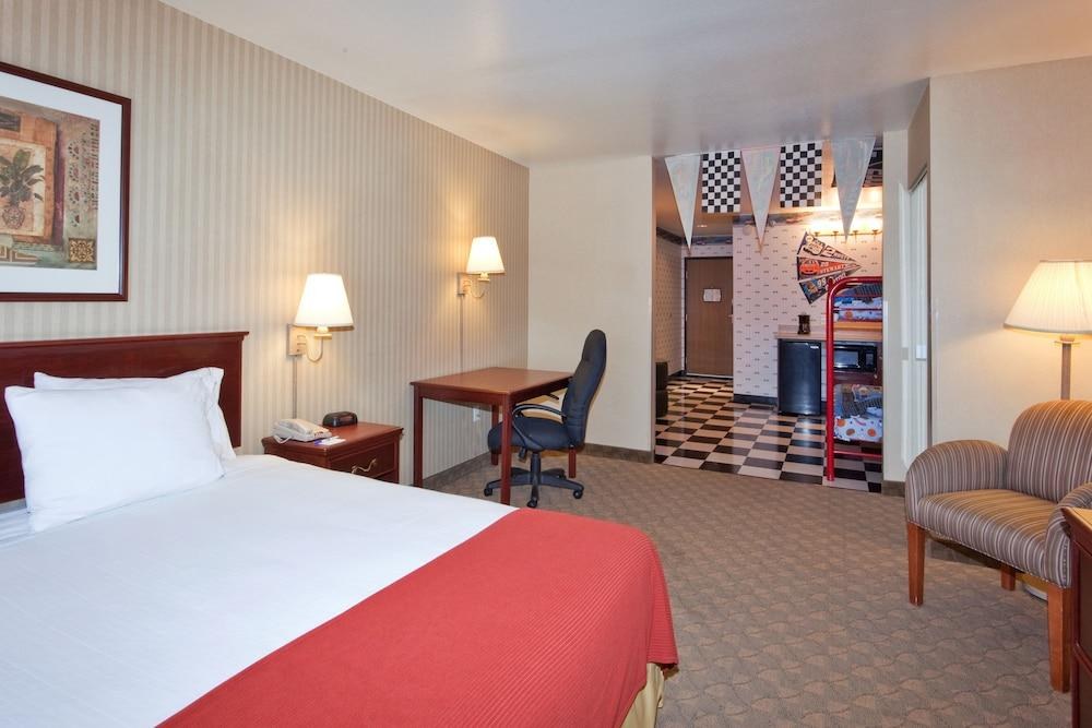 HOLIDAY INN EXPRESS HOTEL & SUITES HENDERSON photo 3