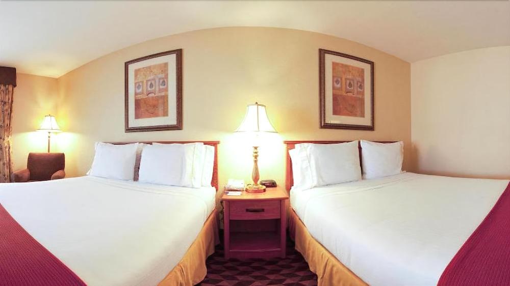 HOLIDAY INN EXPRESS LAS VEGAS-NELLIS photo 2