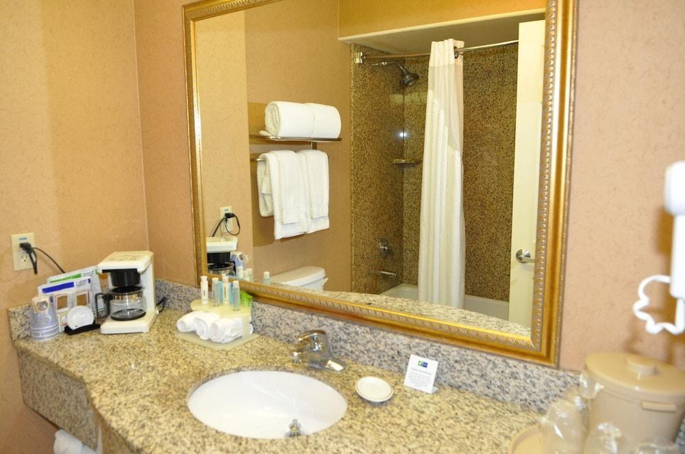 HOLIDAY INN EXPRESS LAS VEGAS-NELLIS photo 3