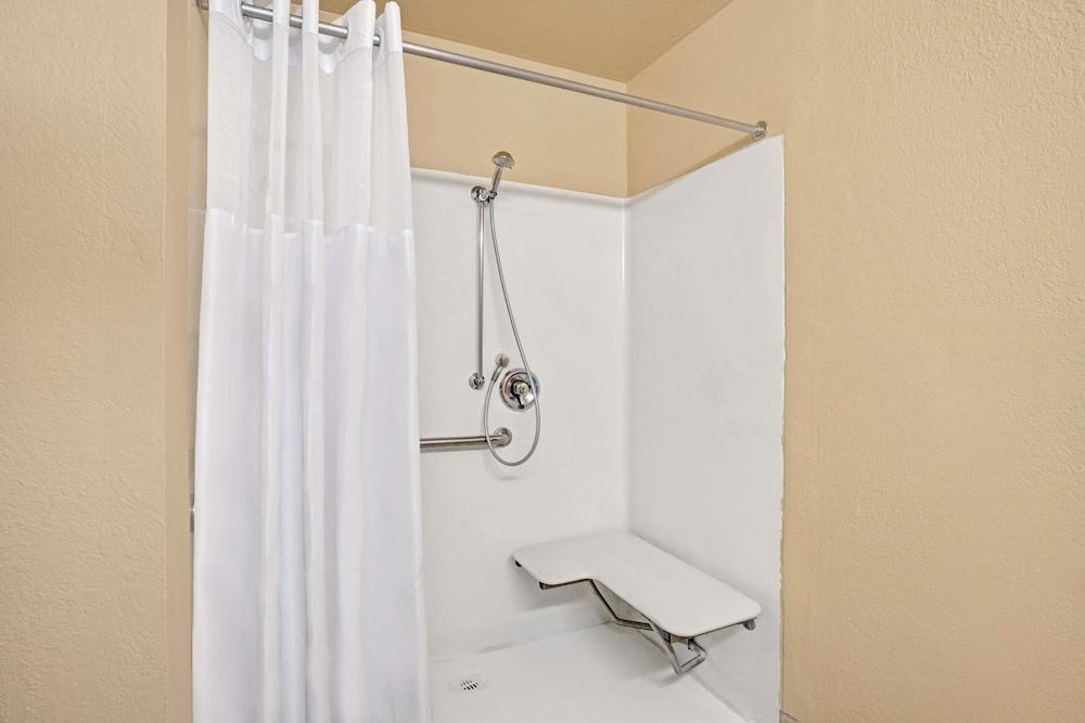 MICROTEL INN & SUITES BY WYNDHAM HOUSTON photo 2