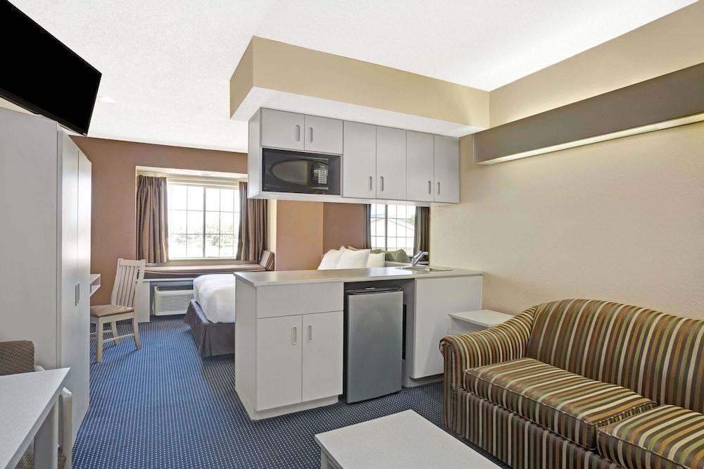 MICROTEL INN & SUITES BY WYNDHAM HOUSTON photo 3