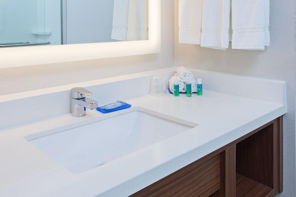 HOLIDAY INN EXPRESS MIRA MESA-SAN DIEGO photo 2