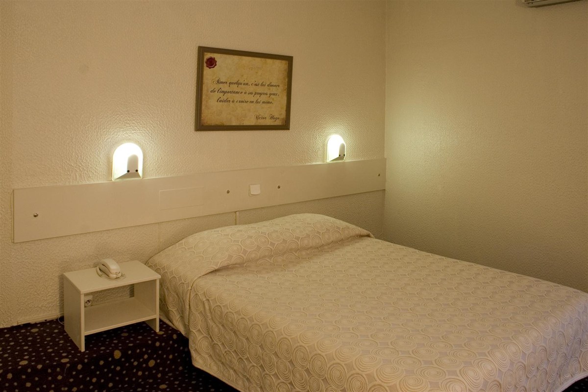 Ours Blanc - Place Victor Hugo photo 1