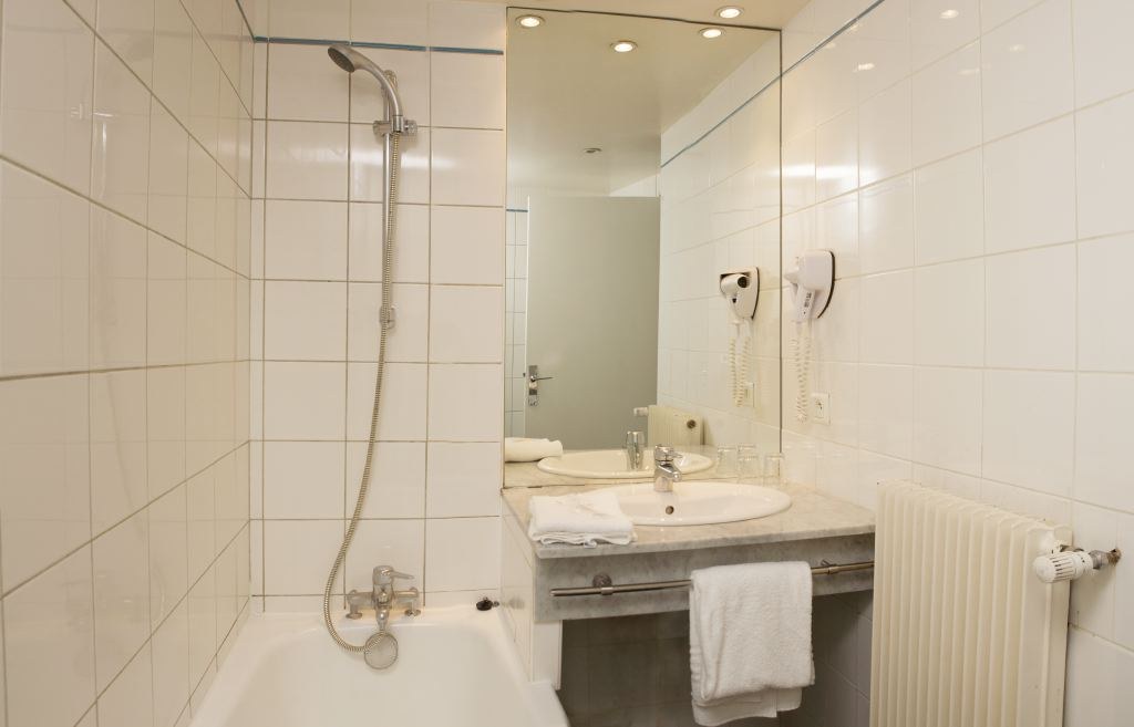 Ours Blanc - Place Victor Hugo photo 4