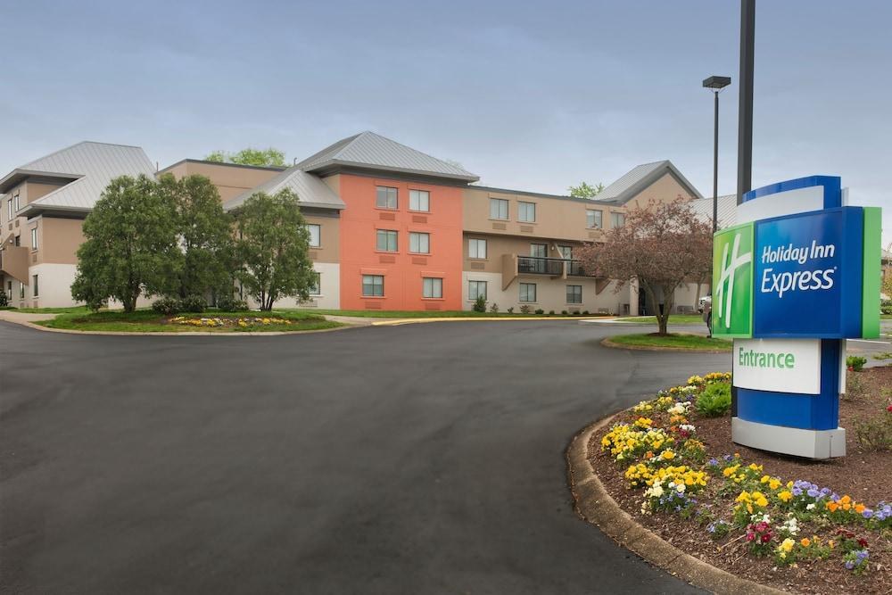 HOLIDAY INN EXPRESS NASHVILLE AIRPORT photo 2