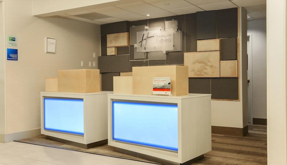 HOLIDAY INN EXPRESS LAS VEGAS - SOUTH photo 2