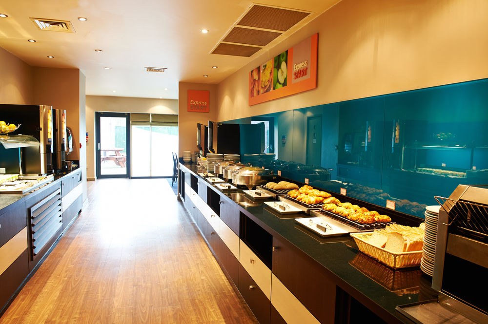 HOLIDAY INN EXPRESS MANCHESTER AIRPORT